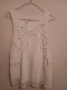 Blusa LC Lauren Conrad, Para Mujer Talla M Blanca Bordada, Plisada Danty Tank Usada en Excelente Condición  - Imagen 1 de 6