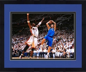 Framed Dirk Nowitzki Dallas Mavericks Autographed 16" x 20" Shot vs. Kings Photo - Picture 1 of 1