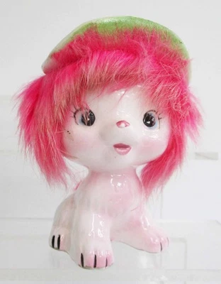 Lindo perro kitsch de cerámica vintage de Japón con sombrero estatuilla de pelo rosa peludo años 50 Foto 1 de 4