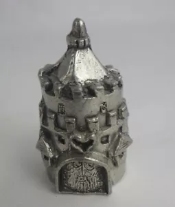 Castello in peltro firmato W. Gerard con campana King & Queen Clapper 2" - Foto 1 di 9
