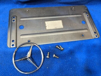 Soporte base de matrícula para parachoques trasero Mercedes-Benz CLS500 2005-2011 W219 FABRICANTE DE EQUIPOS ORIGINALES Foto 1 de 4