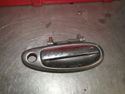 Nissan Máxima 1995-1999 OEM lado del pasajero delantero mango exterior 95 96 97 98 99 Foto 1 de 3