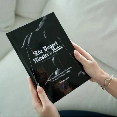 The Puppet Master's Bible™ официальная твердая обложка Тома Уокера - Изображение 1 из 2