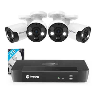 Sistema de seguridad Swann 4K 4 cámaras NVR con disco duro de 2 TB + foco SWNVK-886804FB-US Foto 1 de 3
