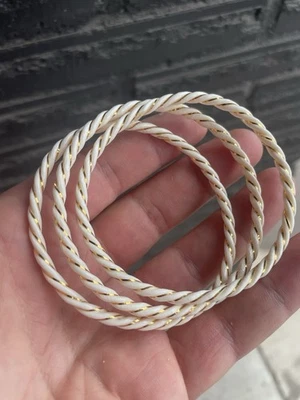 Brazaletes antiguos Estate con incrustaciones de oro amarillo de 14K crema corrugado torcido Foto 1 de 4