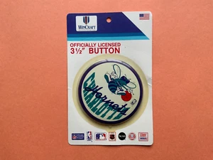 Vintage Wincraft Charlotte Hornets Pinback Button Anstecker Pin NBA Basketball 3,5 Zoll - Bild 1 von 1