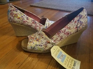 Toms geblümte offene Zehenpartie Keilabsätze Damengröße 9,5 - Bild 1 von 5