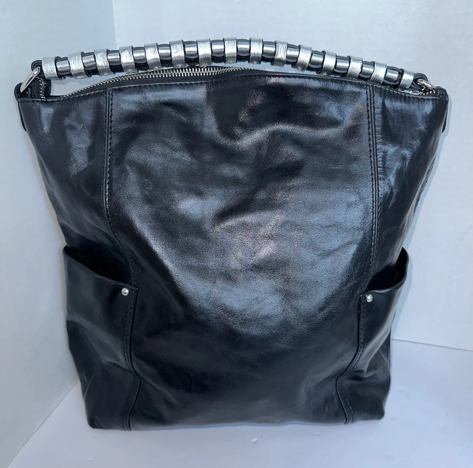 Bolso de mano hobo de cuero engrasado negro TANO Free People Foto 1 de 4