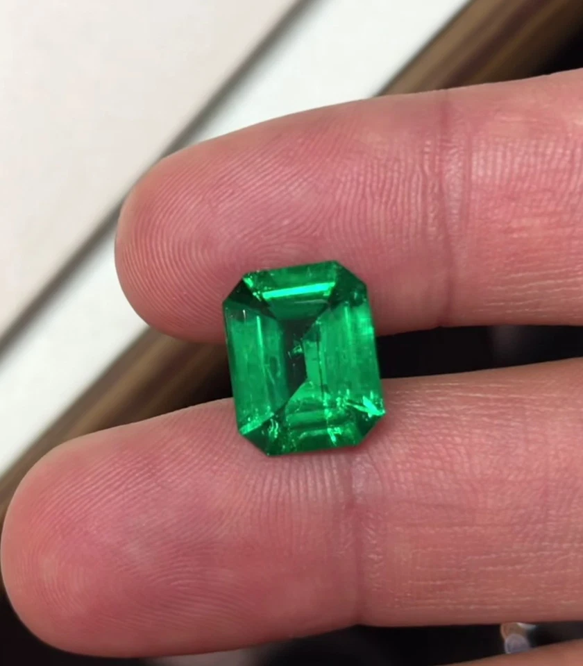 Lupa octágona esmeralda zambiana de 6 quilates tapa limpia verde cultivada en laboratorio para anillos Foto 1 de 3