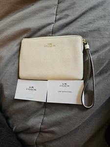 Coach Eck-Geldbörse mit Reißverschluss Kalbsleder weiß Kieselleder #F58032  - Bild 1 von 6