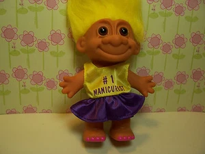 #1 MANICURISTA con uñas pintadas - Muñeca Russ Troll de 5" - NUEVA EN BOLSA ORIGINAL - Imagen 1 de 5