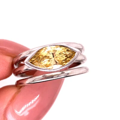 Anel para destros de zircão amarelo corte marquesa em ouro branco 14k - Imagem 1 de 4