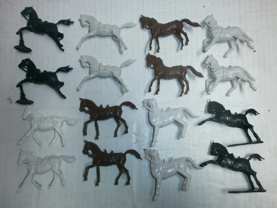 Konvolut 16 Merten Kunststoff Figuren Ritterpferde Rohlinge zu 4cm - Bild 1 von 1
