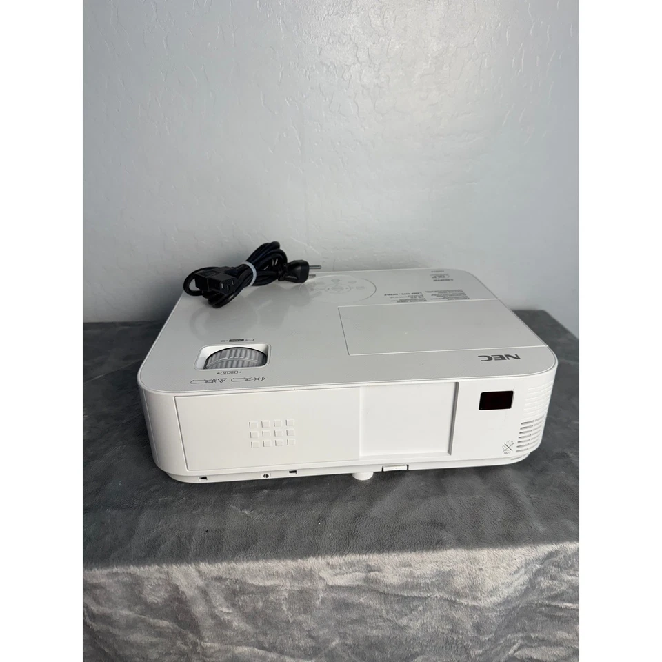 NEC M402X DLP Projector HDMI 3D Ready 4000 Lumens - Image 1 of 4