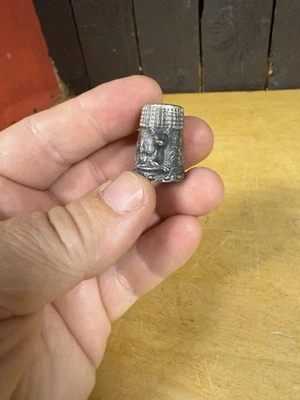 Antiguo dedal de ley, diseño elevado 3D ciervo cervatillo bosque flores wow raro Foto 1 de 4