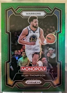 2023-24 PANINI PRIZM MONOPOLY KLAY THOMPSON VERDE #'D/24 WARRIORS - Foto 1 di 2