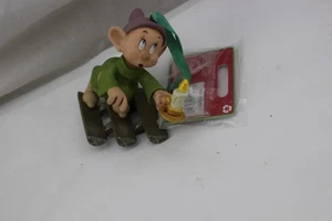 Neu mit Etikett 2013 Disney Schneewittchen Dopey auf Treppe hält Kerze 4" Harz Ornament - Bild 1 von 6