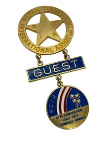 International Association Retail Clerks Guest Badge Hawaii Metal Pin Gold 1977 - Picture 1 of 10