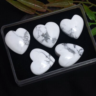 Lote de 5 piedras preciosas sueltas brillantes cabujón en forma de corazón Howlita natural 22 mm-27 mm Foto 1 de 4