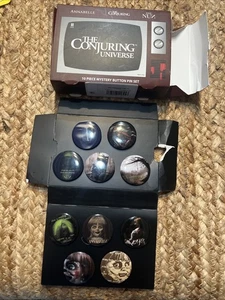 Juego de 10 prendedores de botones misteriosos de The Conjuring Universe encontrado abierto en tienda, como está - Imagen 1 de 10