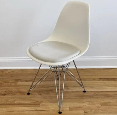 Silla lateral de resina de plástico moldeado Eames blanca asiento acolchado más base Eiffel Foto 1 de 4