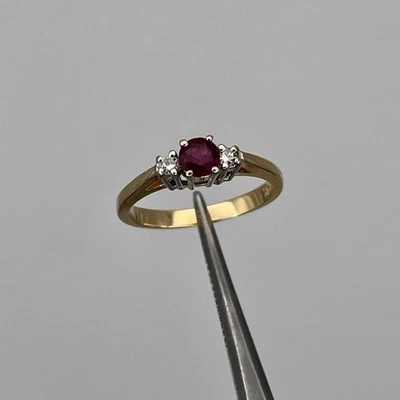 Anillo de oro amarillo de 14k compuesto redondo de rubí y diamantes de 3 piedras para dama talla 6,25 Foto 1 de 4