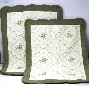 Juego de 2 piezas de farsa acolchada estándar bordada floral verde oliva crema festoneada - Imagen 1 de 8