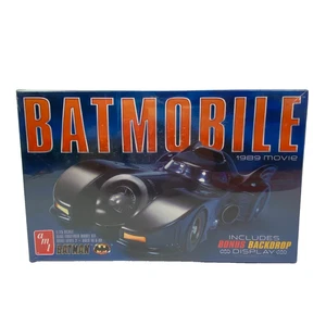 Batman Batmobile Model Car Kit AMT 1989 Movie W/ Backdrop 1:25 935 Sealed - Picture 1 of 8