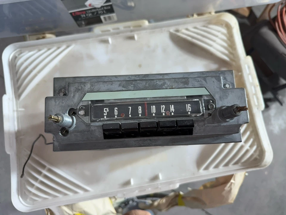 Ford Fairlane Crown Victoria 1956 radio AM tablero pulsador 6Bf Foto 1 de 4