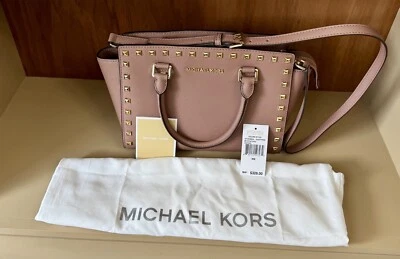 *NOVA Bolsa Satchel Michael Kors Dusty Rose Selma Couro Saffiano cravejada média* - Imagem 1 de 4