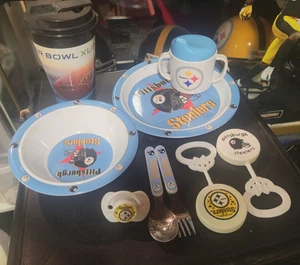 Lote de 9 piezas bebé niños lote cuenco, plato, taza para sorber, sonajero, cubiertos, chupete Steelers - Imagen 1 de 4