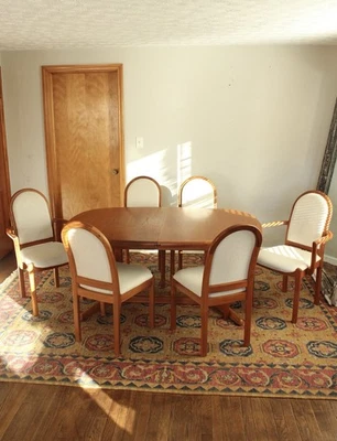 Mesa de comedor extensible ovalada danesa moderna vintage de teca y 6 sillas esculpidas Foto 1 de 4