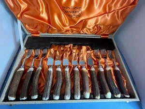 GOOD VINTAGE BOXED SET 12 STAG ANTLER HANDLED STEAK CUTLERY - Picture 1 of 19