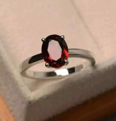 Anillo de compromiso solitario granate natural corte ovalado de 2,50 CTW enchapado en oro blanco de 14K Foto 1 de 4