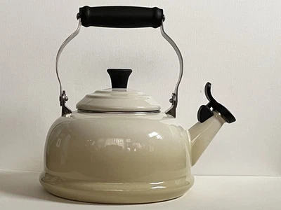 Tetera Le Creuset Marfil/Blanco~Super Estado-Sin Astillas-Manchas, Apenas Usada Foto 1 de 4