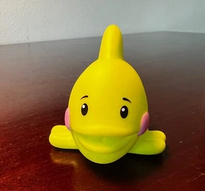 RARE Hard to Find Fisher Price Little People GREEN FISH Squirts Water Bath Toy - Picture 1 of 3