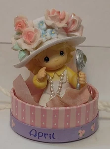 Enesco Precious Moments April Hatta Girl Birthday Hat Box Figurine 2004 - Bild 1 von 5