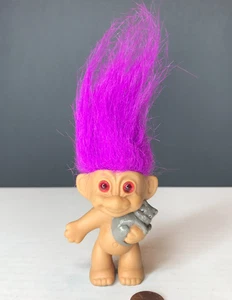 Vintage 3" Troll Puppe Figur lila Haare halten graue Katze - Bild 1 von 4