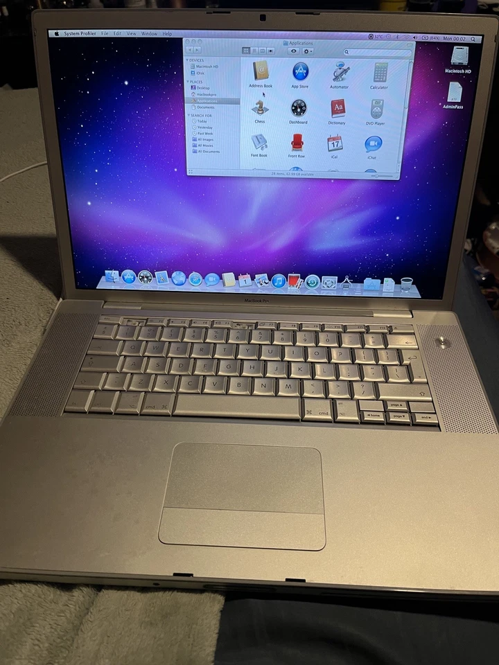 Vintage Apple MacBook Pro A1226 (15 inch, 2007), 2GB, 80GB - Snow Leopard - Image 1 of 4