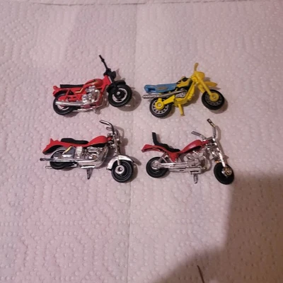 4 Bonitas Motocicletas De Colección Pequeñas Diecast Y Plástico ¡Raras! Foto 1 de 3