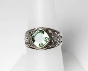 Hermoso anillo de diamantes de imitación verdes facetados de plata de ley talla 8,25 - 1072 - Imagen 1 de 7