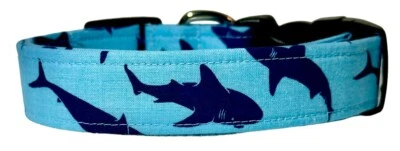 Collar de perro hecho a mano con tiburones azules en aguamarina Foto 1 de 2