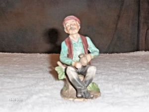 VINTAGE SELTENE KRONE KÖNIGLICHE FIGUR ALTER MANN SITZT AUF EINEM STUMPF MIT KRUG/SCHNAPSGLAS - Bild 1 von 2