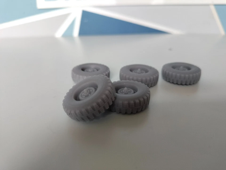 1:32 Britains 1 Ton Land Rover Wheels - 9.00 x 16 Tyre - 24mm x 7mm - Image 1 of 4