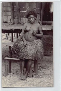 PAPUA NEW GUINEA - Papuan Lady smoking a cigarette - REAL PHOTO - Picture 1 of 2
