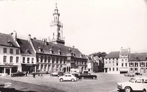 alte AK Ansichtskarte HESDIN Waffenplatz Autos gestempelt 1965 - Bild 1 von 1