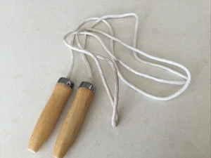 Springseil.  Holzgriffe. 96". - Bild 1 von 6