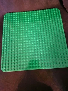 LEGO DUPLO Piastra Tavola Base Verde Grande 22x22 Borchie/Spille - Foto 1 di 3