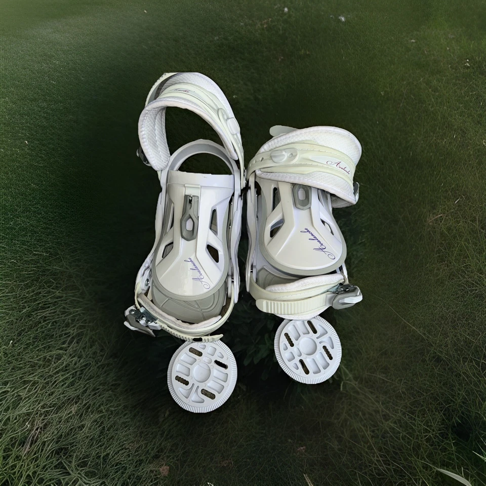 Par de fijaciones blancas de snowboard Avalanche Serenity para mujer pequeñas/medianas sin disco Foto 1 de 4