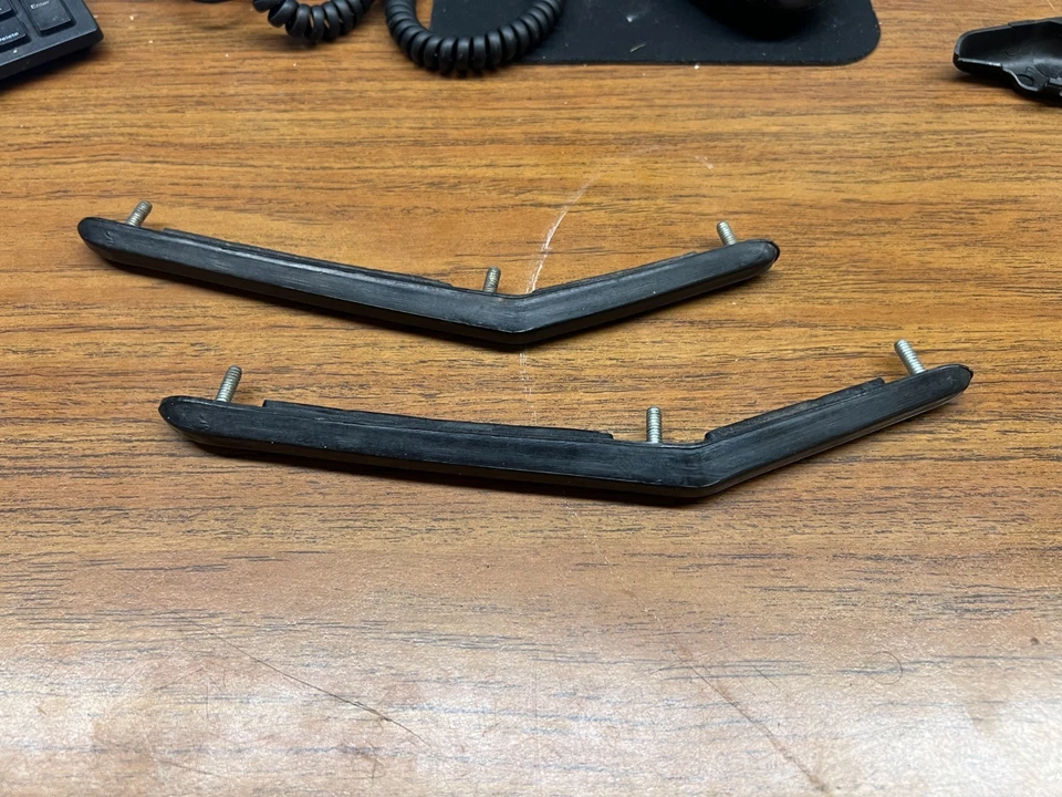 (2) NOS 1967-69 CHEVY CAMARO PARACHOQUES DELANTERO PROTECTORES COJINES DE GOMA GM RARO Foto 1 de 4